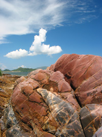 藍天下的紅褐岩石  24.07.2005