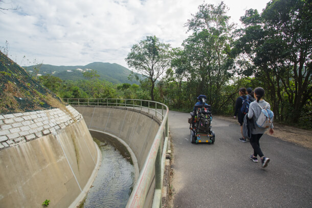 接著是引水道旁的平坦路段