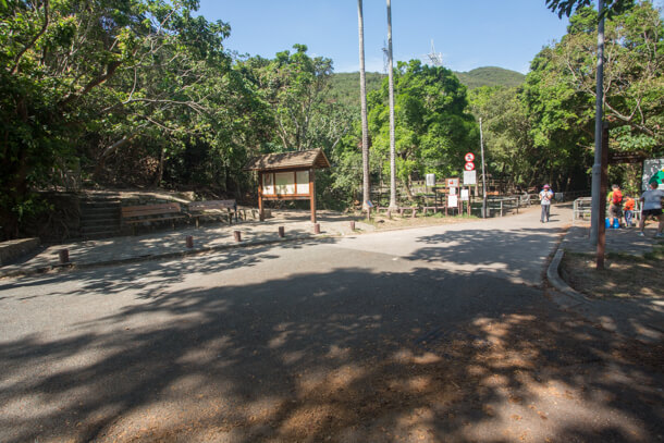 Drop-off area in front of the gate of the reservoir