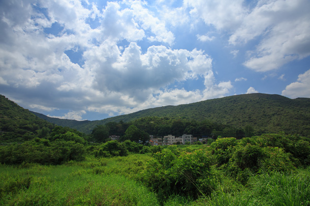 村落背靠海背嶺