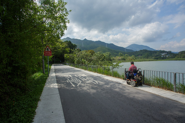 部分行人道的水平高度與車道相若