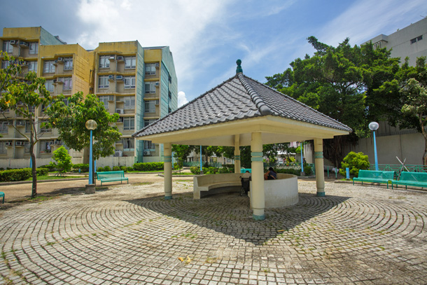 坪麗苑的涼亭空間寬廣（無障礙通道設於樂坪街及富坪街交界）