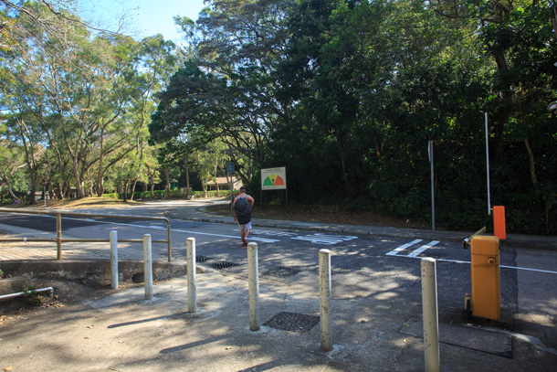 在此需斜行車道越過大網仔路