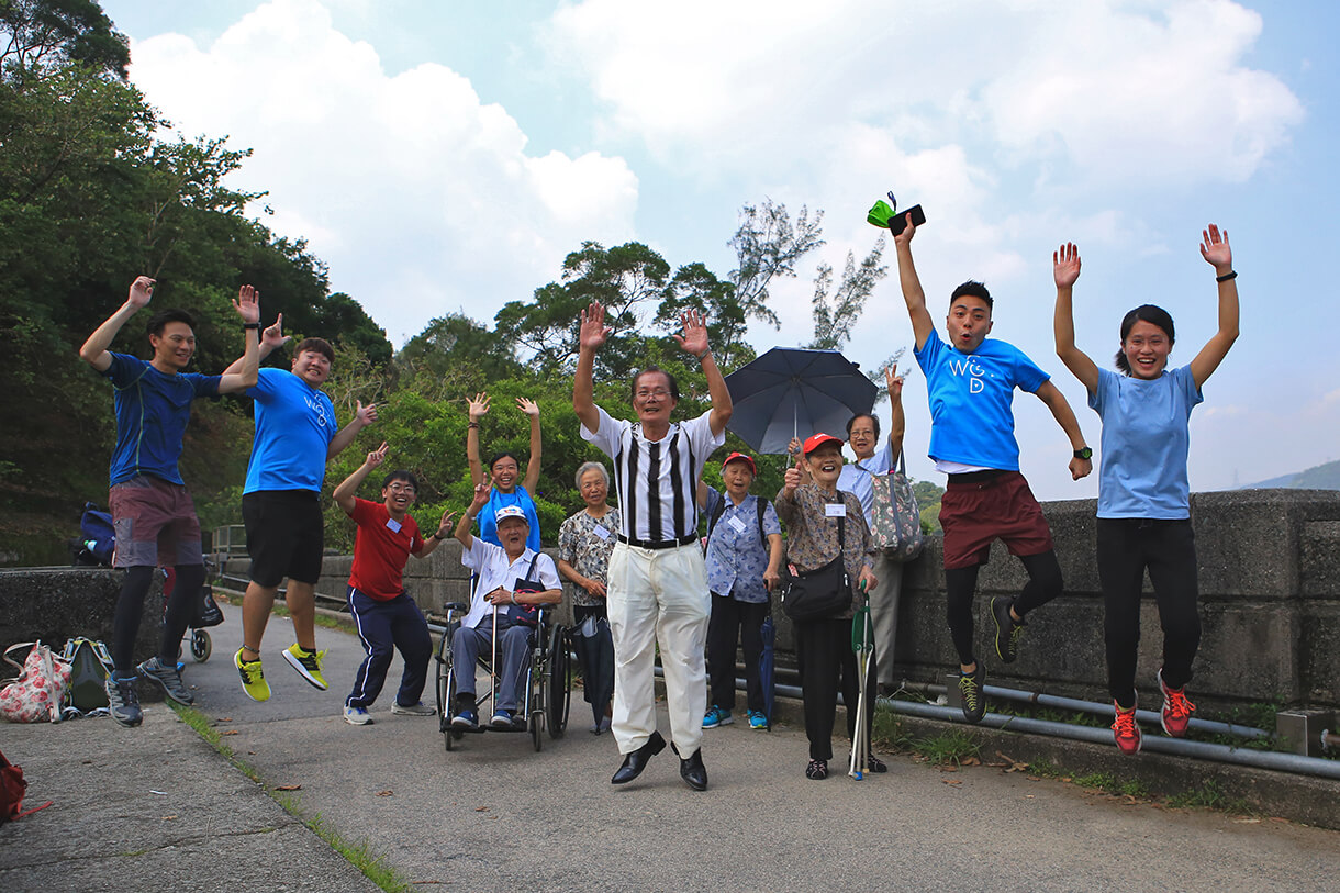 Group photo at the main dam (photo credit: City With Out Door)