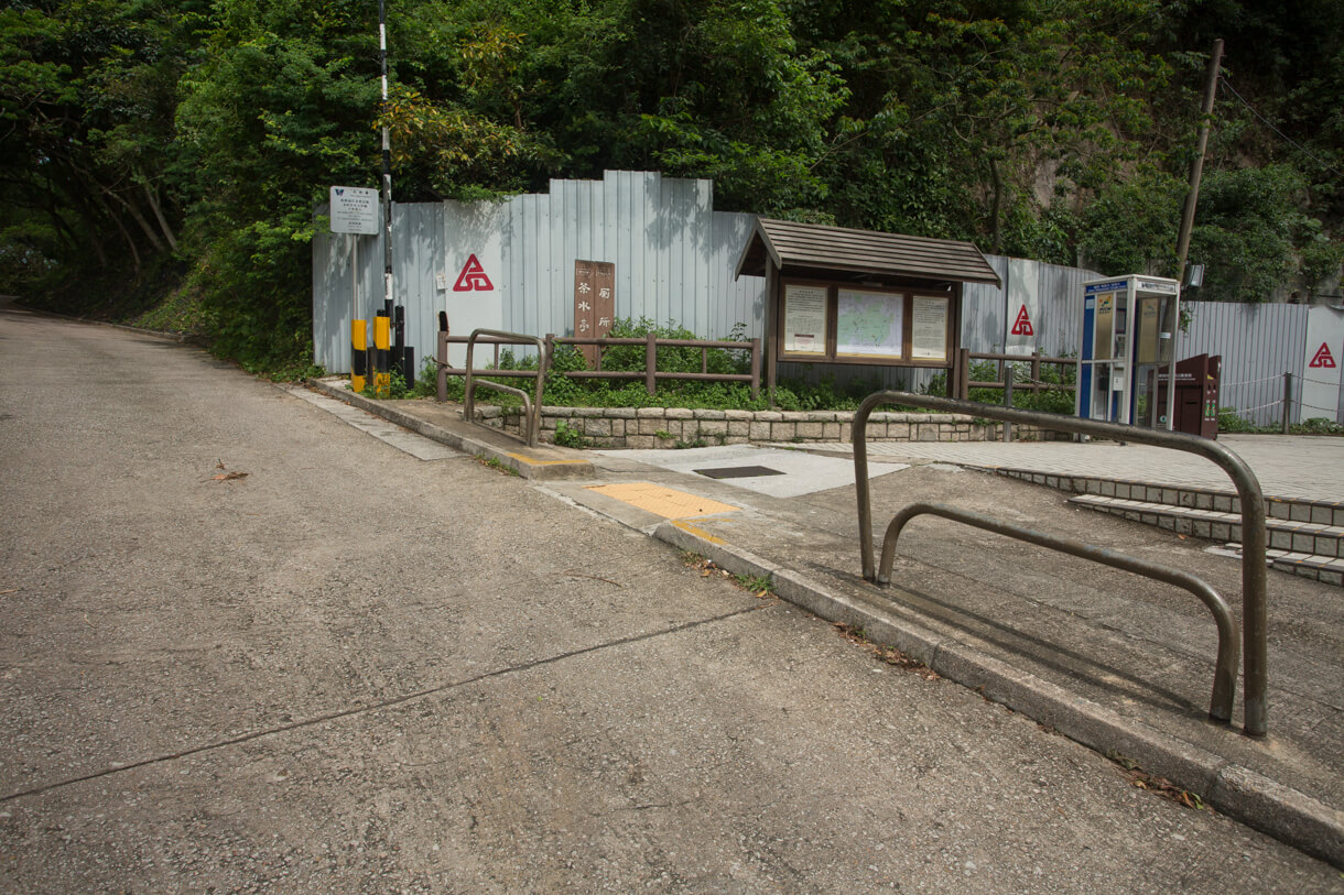 Passage in front of the kiosk