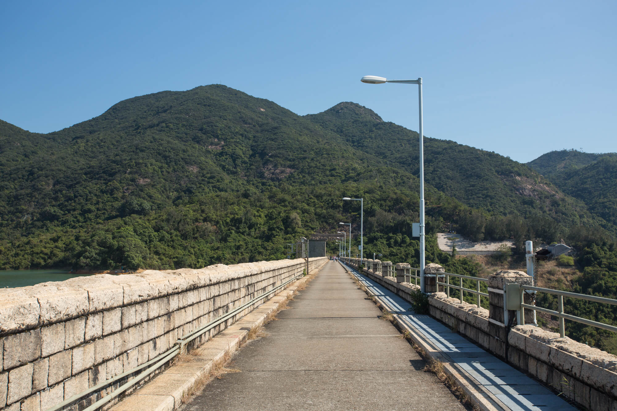 前方的山峰為「桃坑峒」