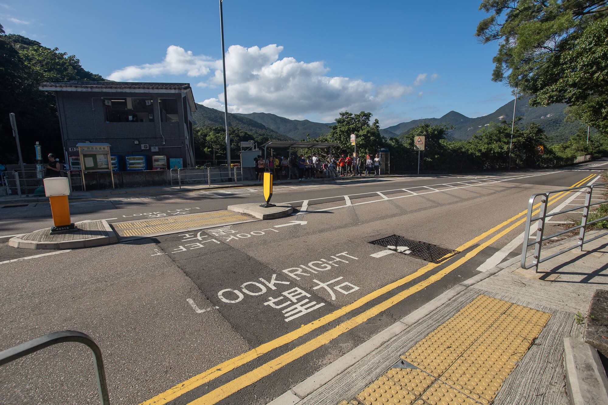 在行人過路處橫過大潭道