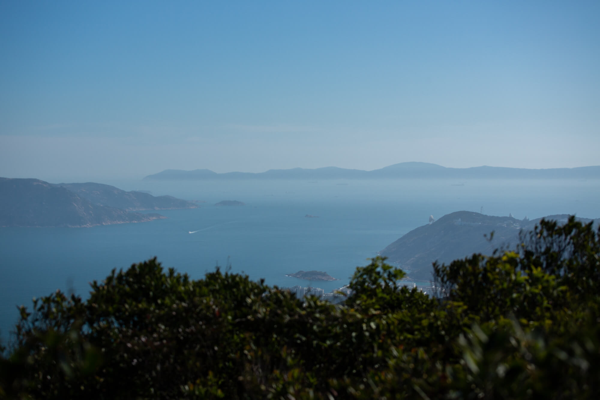 遠處為擔杆島