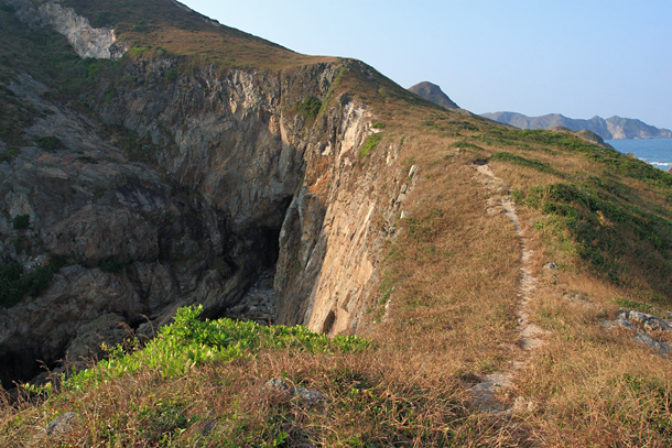 小山咀兩旁是危崖