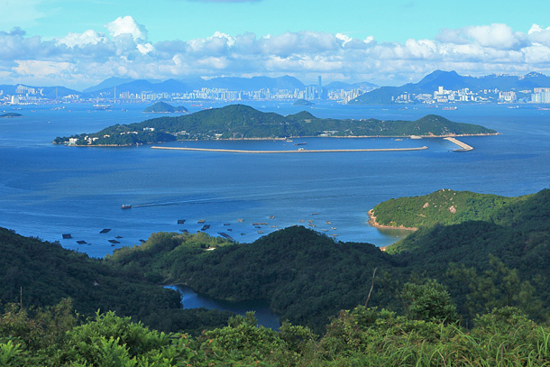 老人山上遠眺坪洲，後方是港島及九龍