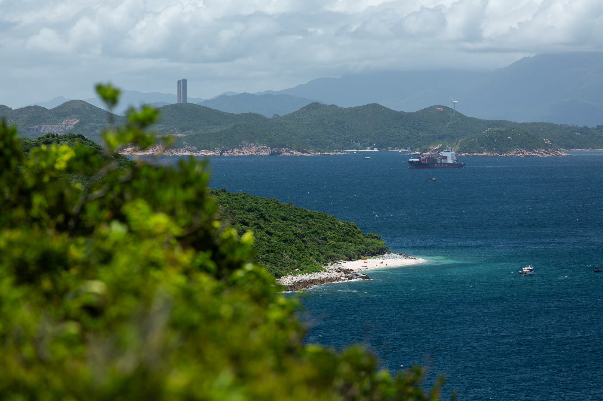 看似水清沙幼的銀洲沙灘