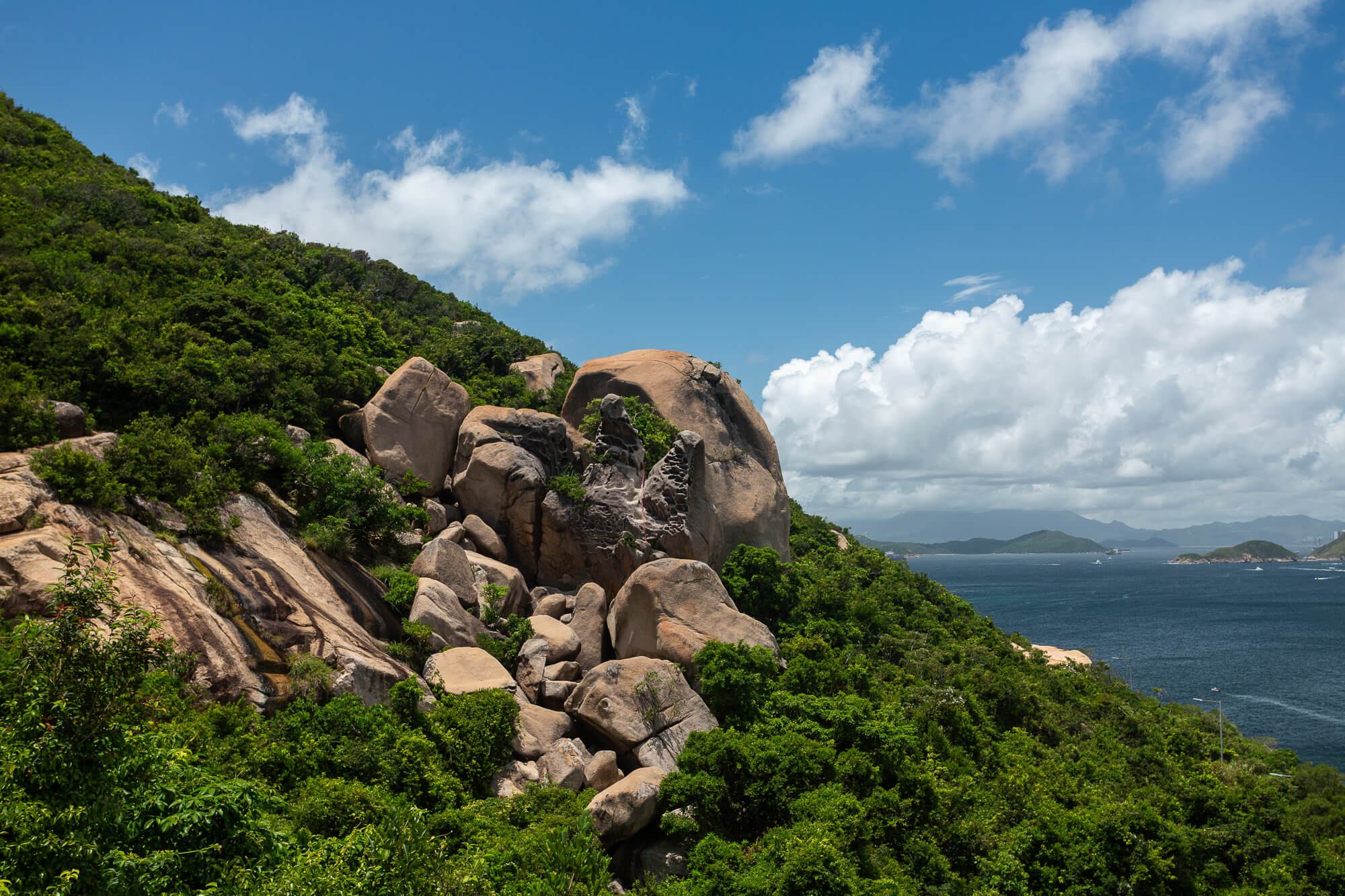 很快便見到一組花崗岩