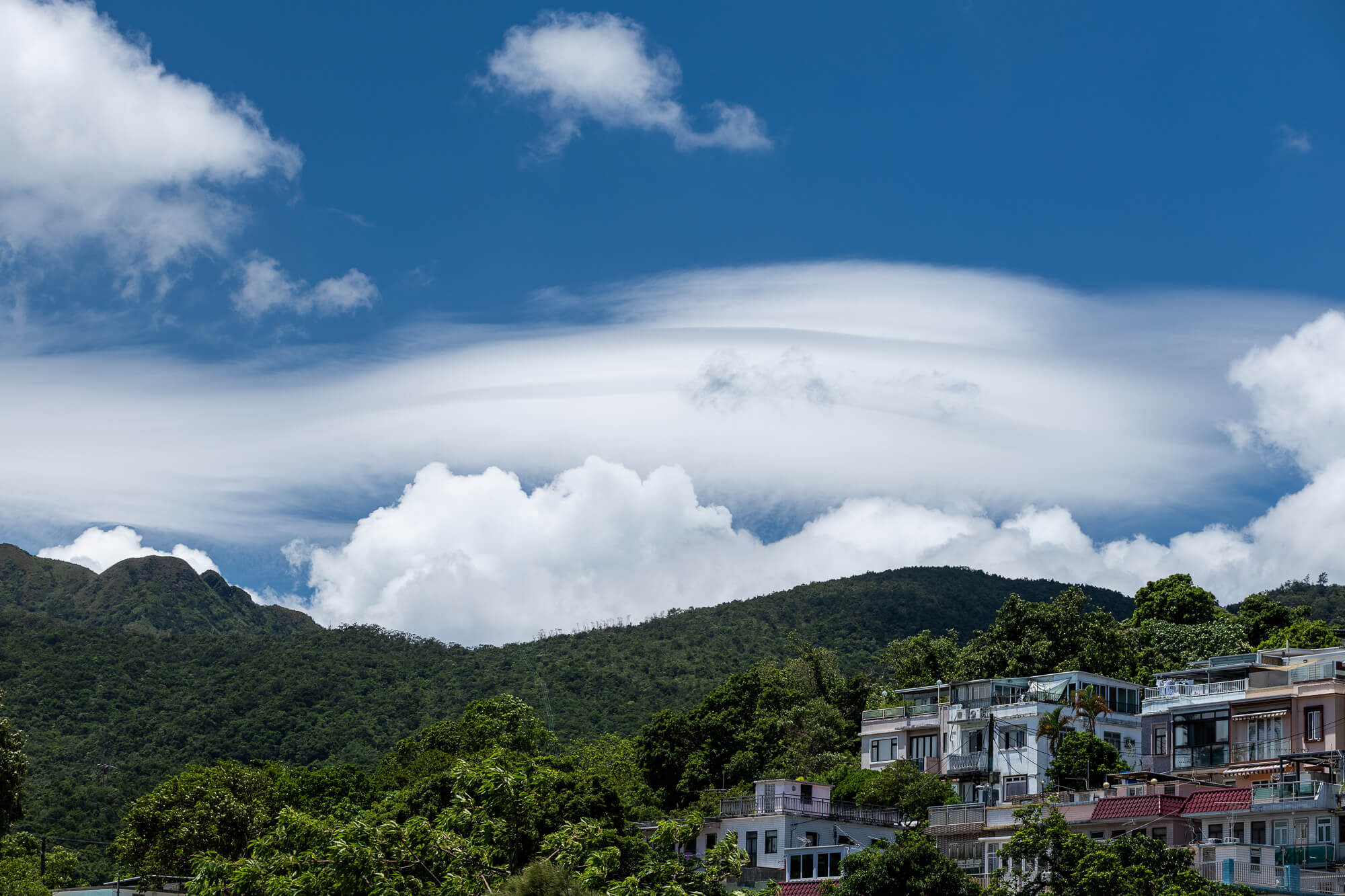 這日風很大,西貢北港上空出現透鏡雲