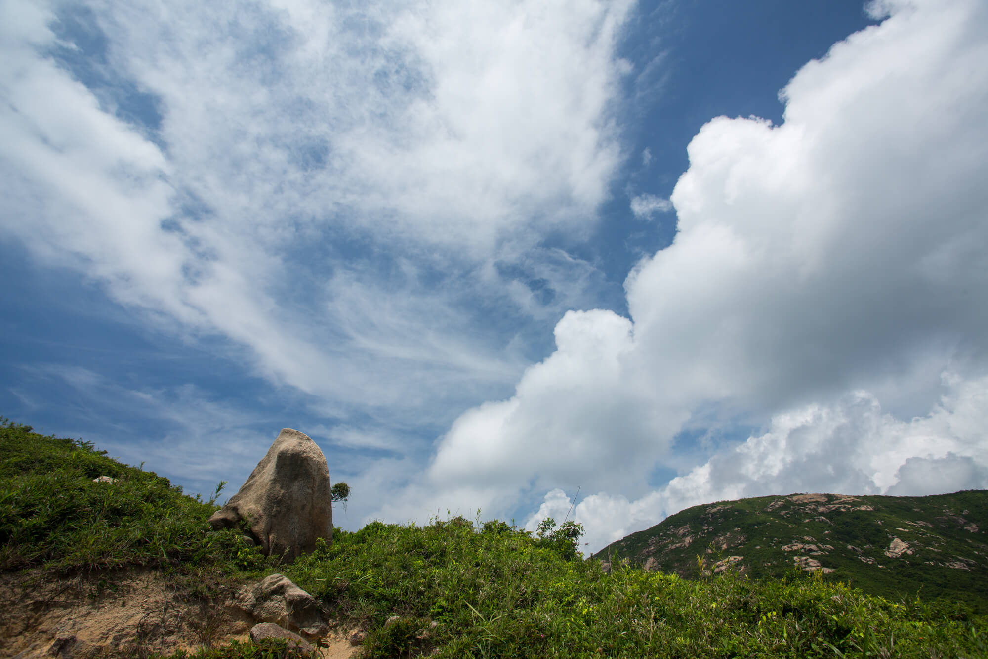 山坡上有不少巨岩