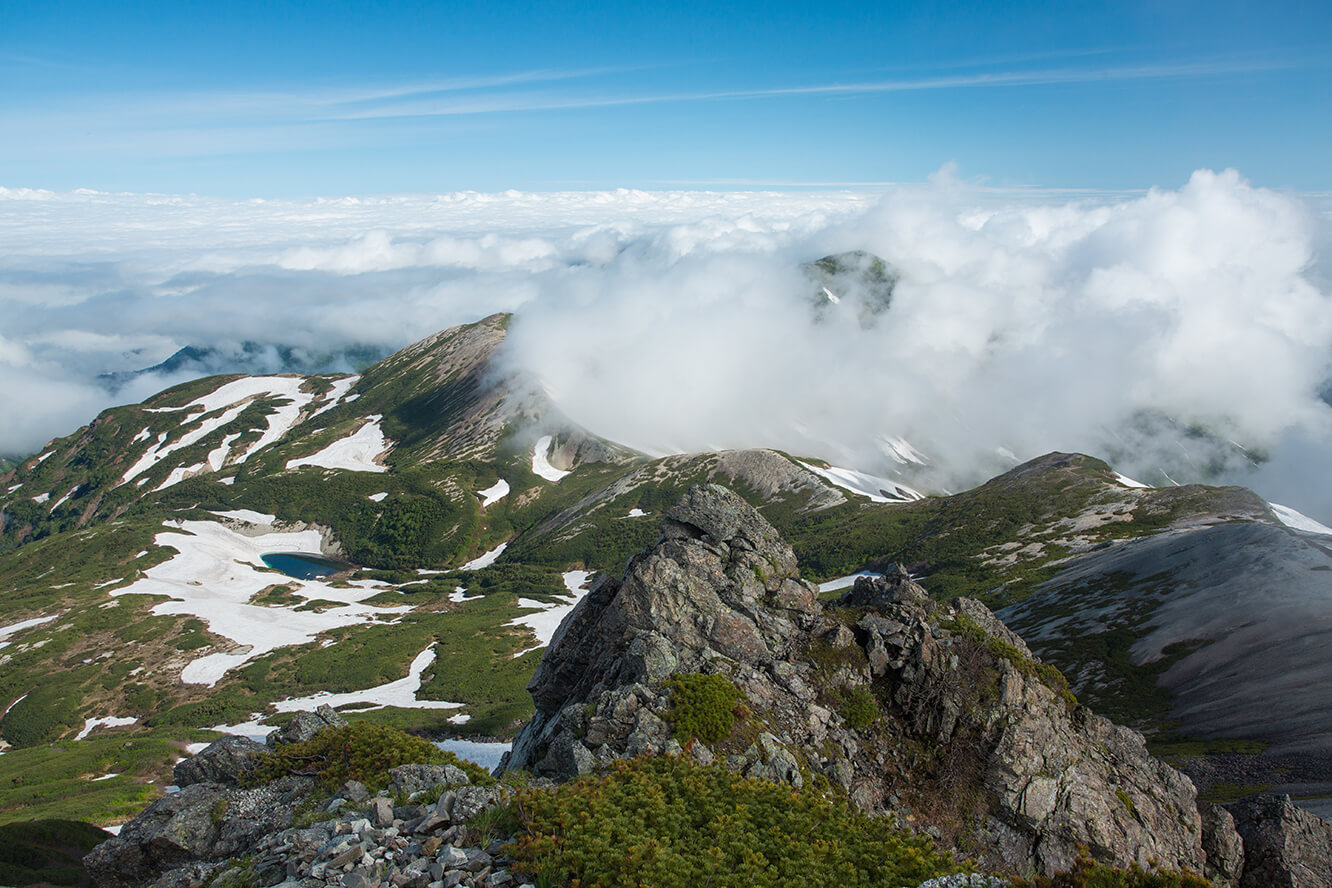 後方是雪倉岳