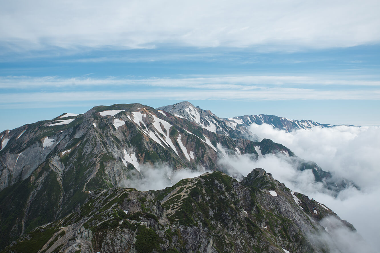 濃霧逐漸佔據山窩