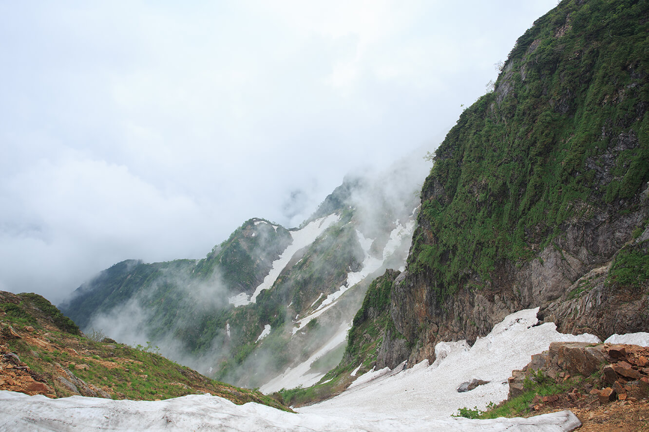 山邊殘雪