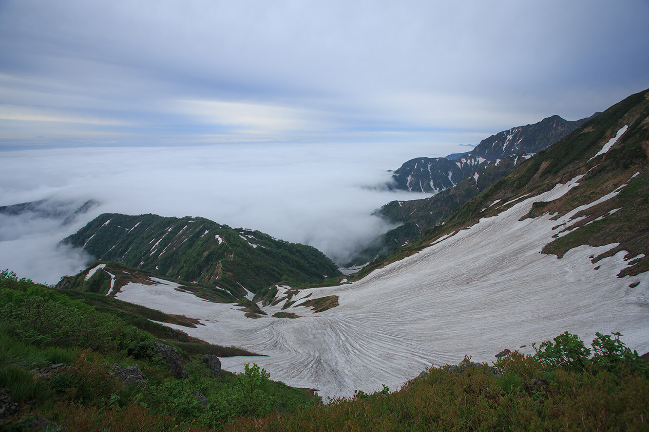 像漏斗般的雪坡