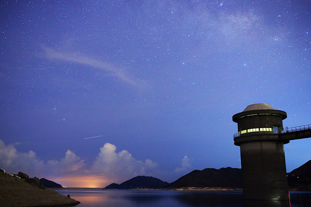 少許雲朵為夜空加添變化