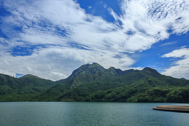 由石壁水塘仰視鳳凰山