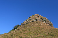 婆髻山一邊蒼老稀疏