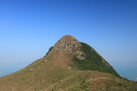 婆髻山另一方青蔥茂密