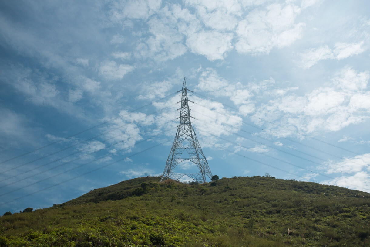 經過輸電塔