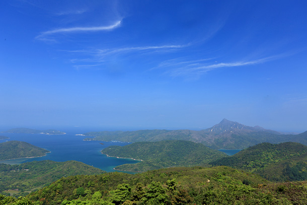 遠方山峰是蚺蛇尖