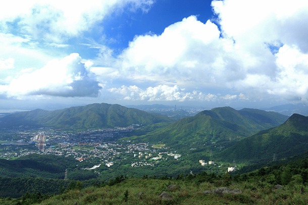 左方山嶺為雞公嶺，右方為大刀屻及觀音山