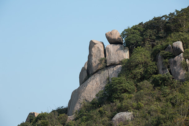 上方有不少疊岩