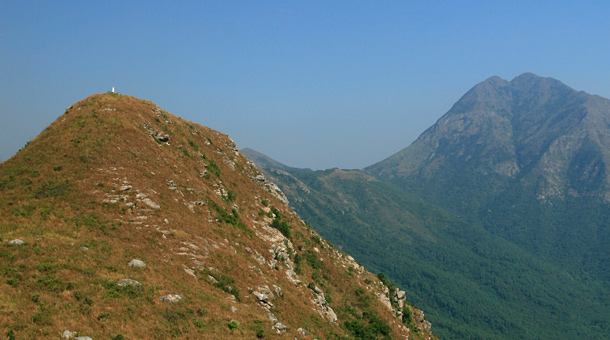 前方觀音山，後方為鳳凰山