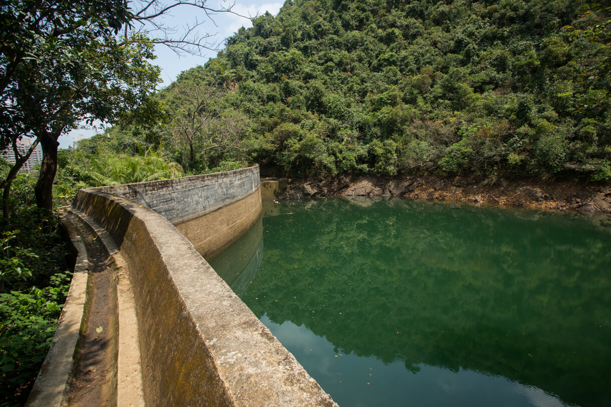 水塘堤壩