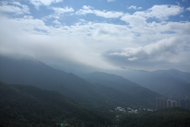 霧繞山巒