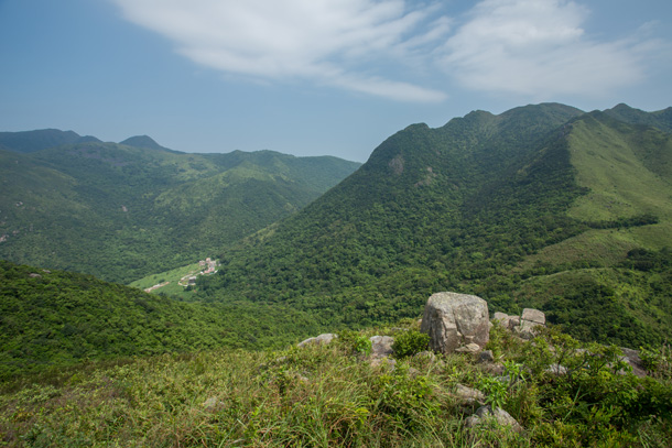 左方大金鐘，右方石芽山