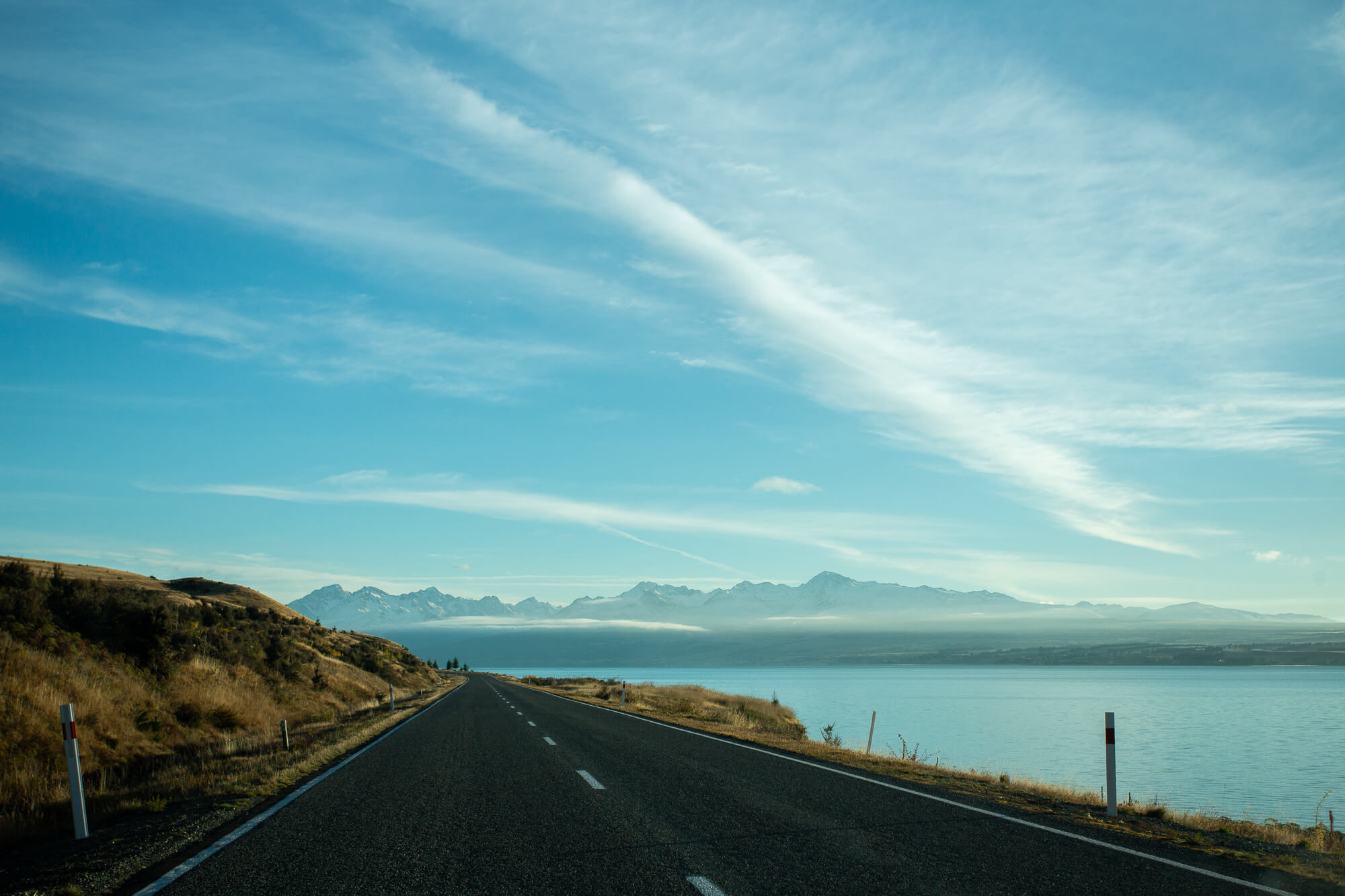 沿著 Mount Cook Road前進，旁邊是 Lake Pukaki