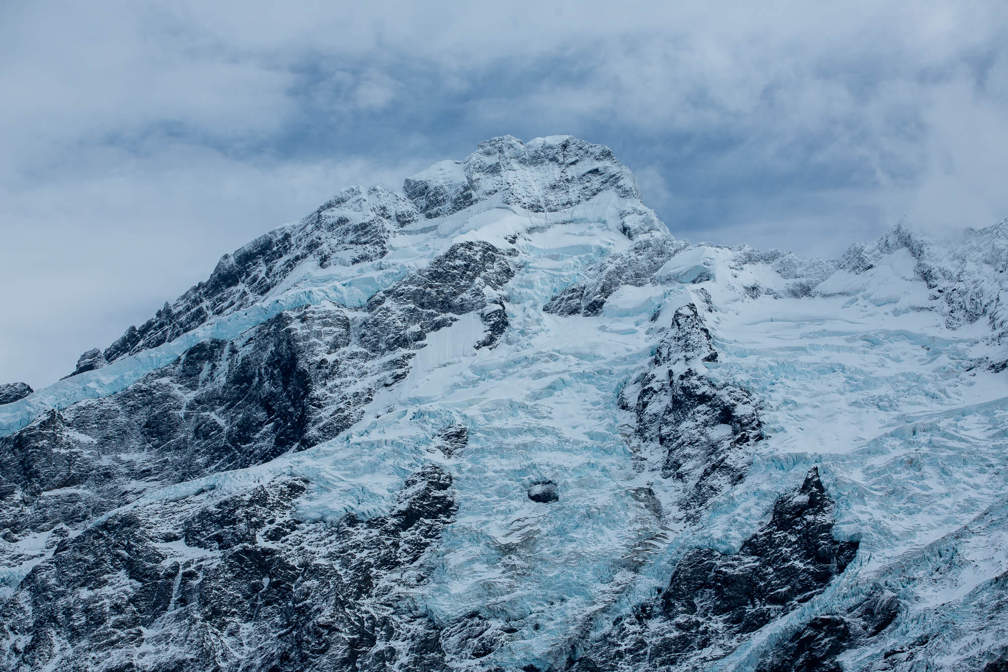 溢出微藍的Mount Cook