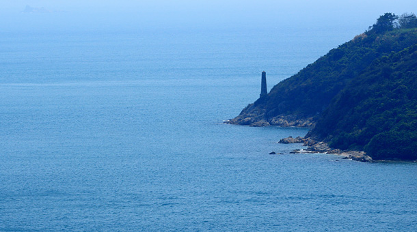 紅山半島海濱的石碑