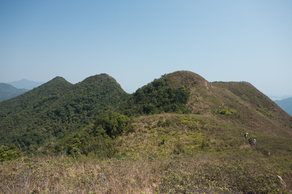 後方二峰是三峒和二峒