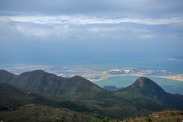 後方是機場