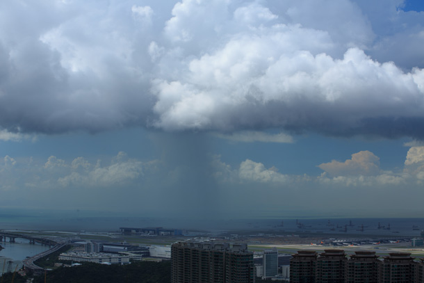 機場上空的一陣雷雨