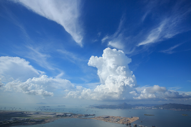 天空上演「雲舞」