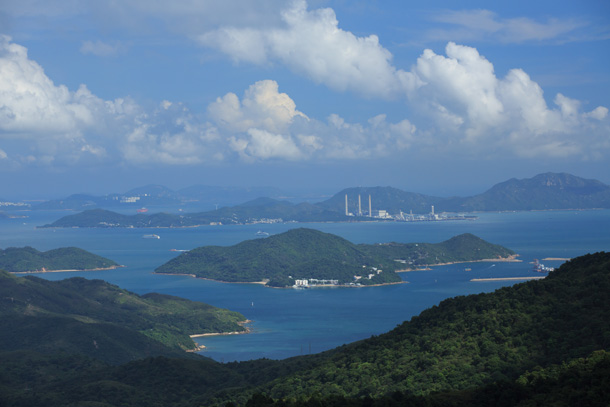 喜靈洲（前）和南丫島（後）