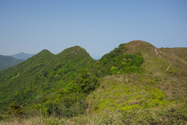 左方二峰為三峒嶺的二峒和三峒