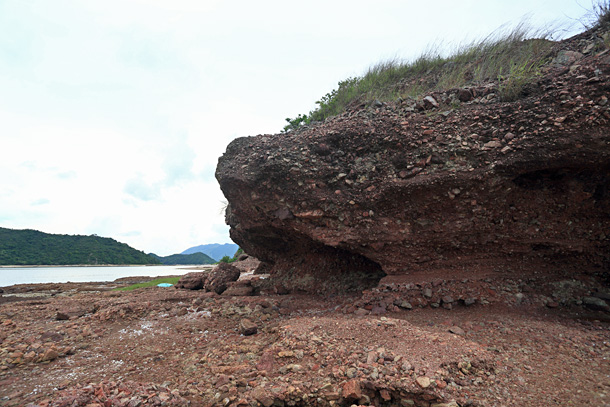 沿細鴨洲海岸行走