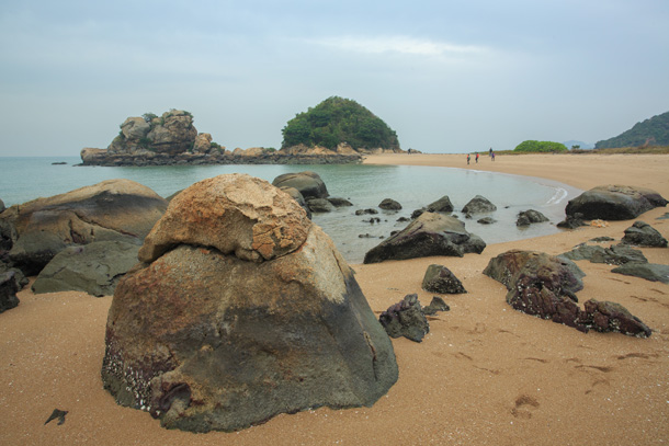 岸邊頗多岩石