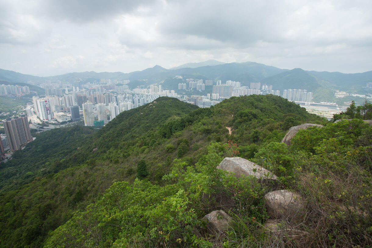 後方是大帽山