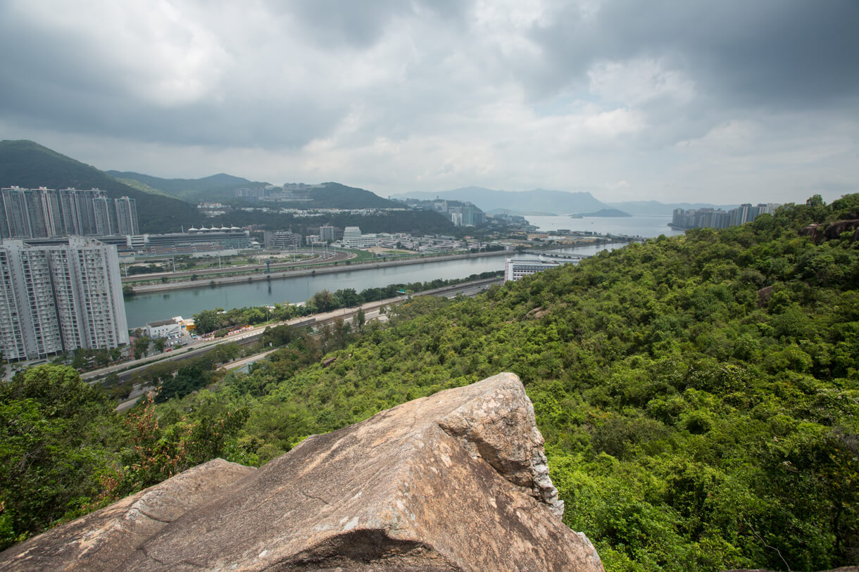 登上巨巖石台