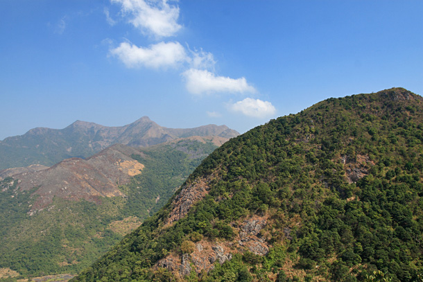 後方為馬鞍山