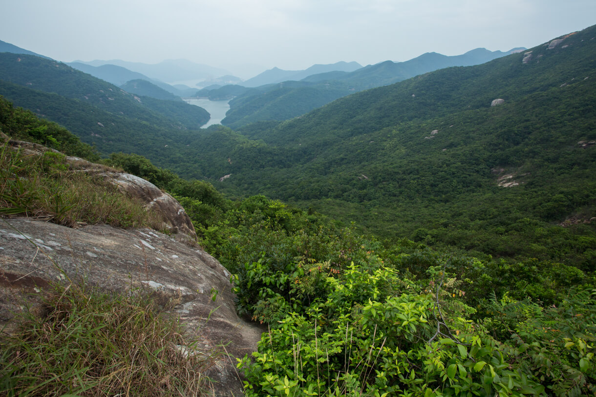 從山坳爬升