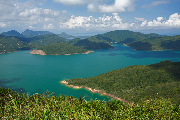 萬宜水庫，遠方尖挺山峰為蚋蛇尖